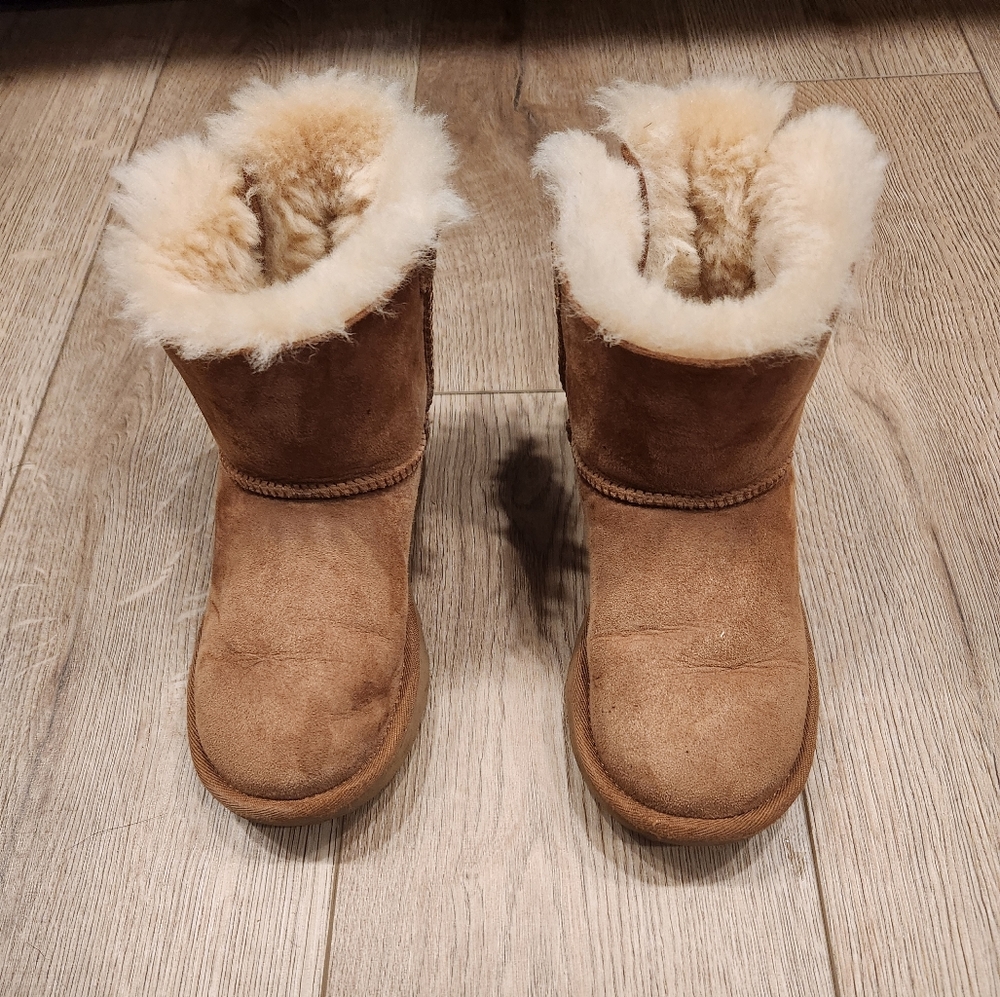 Girls mini bailey ugg boots size 2